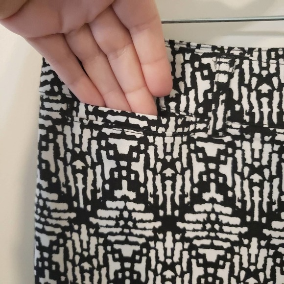 E39 by Eric Size 10 Black and White Graphic Print Pant Zip Ankle - Picture 3 of 9